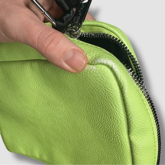 Buckle-Down Invader Zim Gir Crossbody And Mini Bag Keychain - Picture 7 of 16